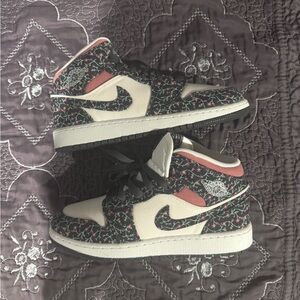 Air Jordan 1 Mid SE GS ‘Floral’ 7.5 women’s